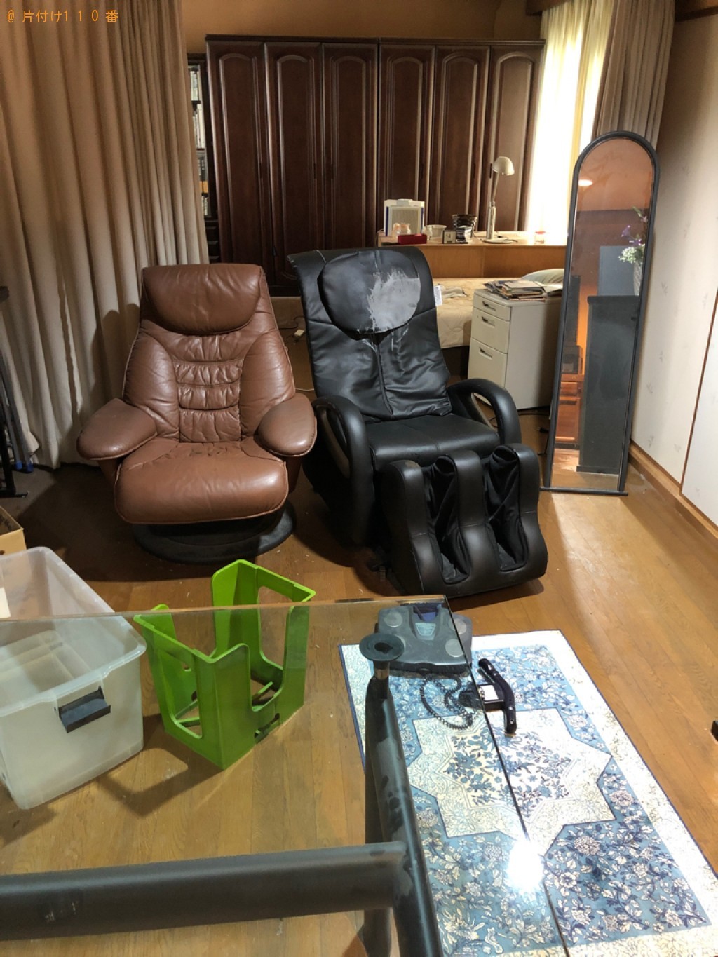 マッサージチェア、椅子、テーブル等の回収とトイレクリーニング